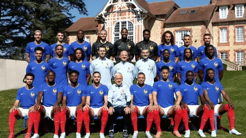 羽联总决赛：凡尘与圣坛携手飞跃，“梁王”与图欧共攀晋级高峰