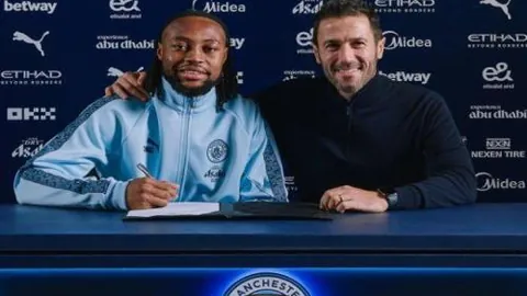 “钱飞翔在男子96公斤级举重比赛中斩获金牌”